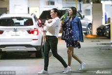 米兰达-可儿产后首露面美腿依旧 亲吻小baby眼神宠溺