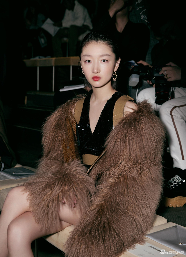 2/12当地时间9月16日,burberry 2020春夏系列发布会在伦敦举行,周冬雨