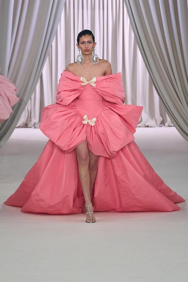 Giambattista Valli 2023春夏高定系列_新浪图片