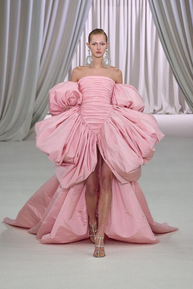 Giambattista Valli 2023春夏高定系列_新浪图片