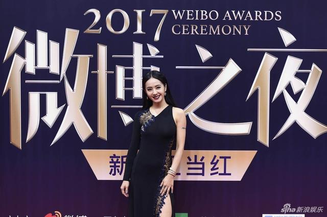 群星亮相2017微博之夜红毯