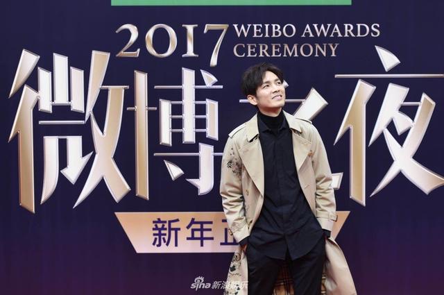 钟汉良助阵2017微博之夜红毯