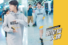 明星爱大牌：周冬雨机场秀长腿 大廓型卫衣当短裙