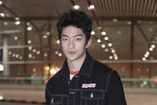 屈楚萧启程巴黎时装周 机场出发造型清爽简约