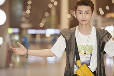 小鬼启程米兰男装周Fendi大秀 笑容满分自信活泼