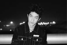 屈楚萧启程巴黎时装周 机场出发造型清爽简约