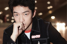 屈楚萧启程巴黎时装周 机场出发造型清爽简约