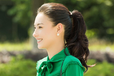 明星爱大牌：张柏芝撞色穿搭 尽显职场干练风范