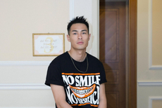 杨祐宁亮相Stella McCartney发布会 雅痞时尚风简约随性