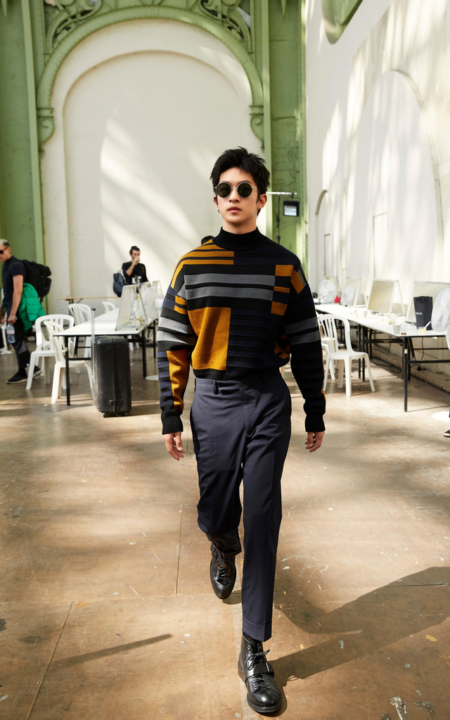 屈楚萧巴黎男装周绅士首秀 墨镜大长腿被赞"高级脸"