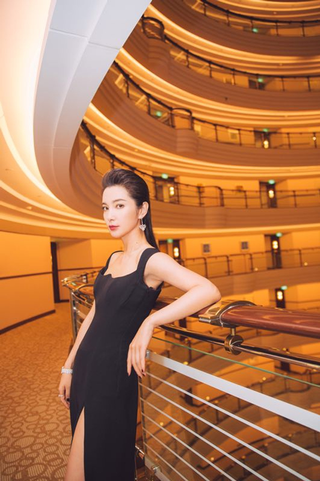 李冰冰一袭黑色开叉长裙亮相 美艳性感惊艳全场_新浪图片