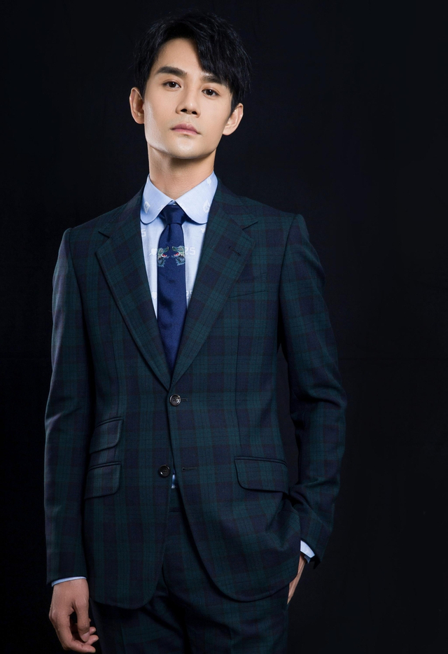 王凯身穿修身格纹西装 绅士魅力尽显男人味