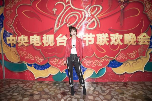杨紫亮相春晚舞台 皮衣踝靴搭配娇俏可爱