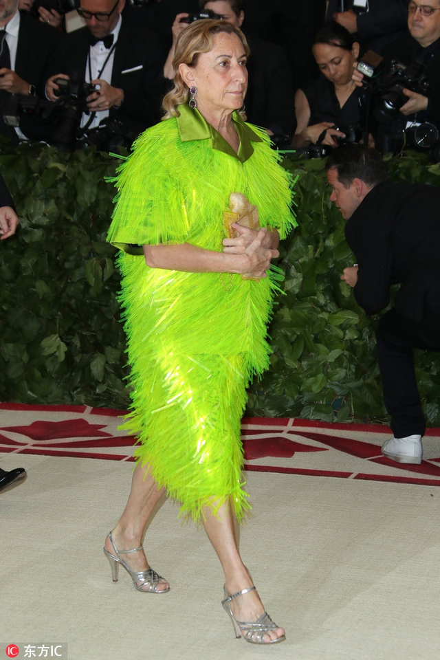 缪西娅-普拉达现身met gala荧光绿羽毛礼服跳跃抢镜