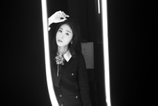 张碧晨亮相时尚活动 学院派造型优雅又率性