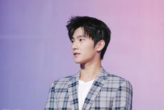 杨洋亮相发布会 穿格纹西装变身雅痞少年郎