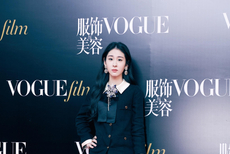 张碧晨亮相时尚活动 学院派造型优雅又率性