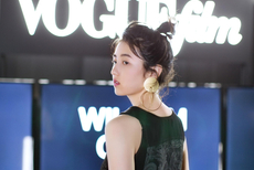 张子枫现身时尚活动 一袭印花黑裙小秀优雅