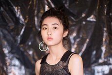 张子枫现身时尚活动 一袭印花黑裙小秀优雅