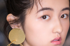 张子枫现身时尚活动 一袭印花黑裙小秀优雅