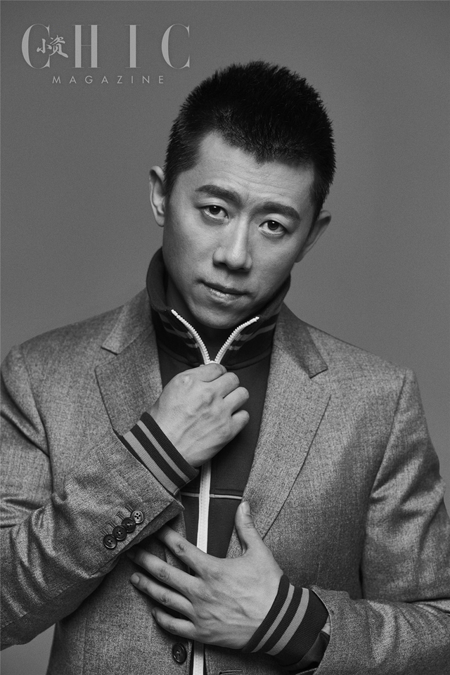 近日夏雨一组时尚大片曝光,仍然沿袭了近年来一贯成熟内敛的风格,低调