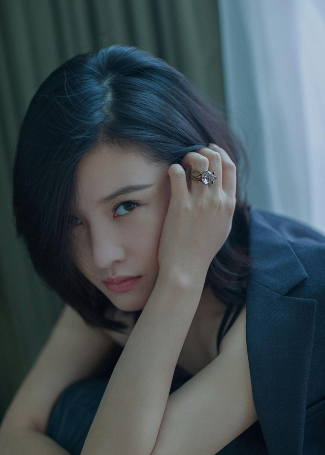 杨子姗身着christian dior 2018深色西装外套,内搭同色系百褶纱裙,配