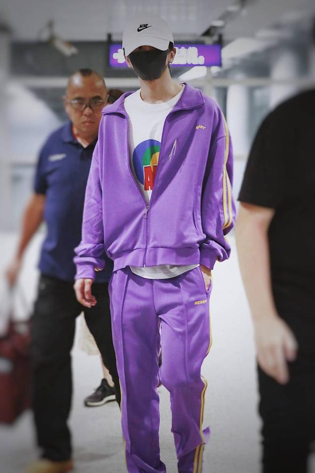 蔡徐坤紫色运动装现身香港 走路带风潮范儿十足