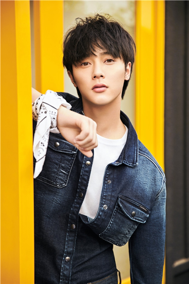 李俊辰演绎牛仔痞帅cool