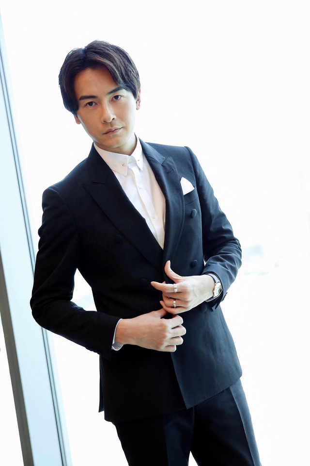 郑元畅亮相白玉兰电影节 黑色西装尽显儒雅绅士风范