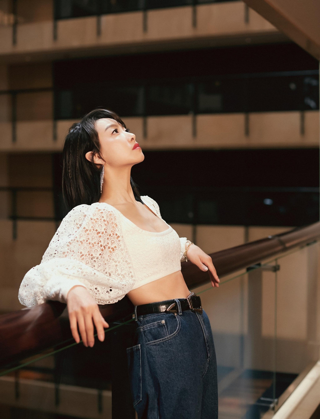 宋茜演绎秋日复古风 阔腿牛仔裤清爽时髦_新浪图片