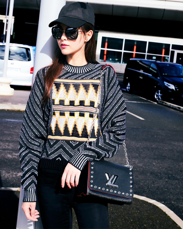 唐嫣身穿几何图案提花毛衫搭配系列黑色lv包包,跑鞋出现在巴黎机场