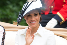 梅根王妃出席皇家赛马会 英伦风礼帽尽显贵族气质