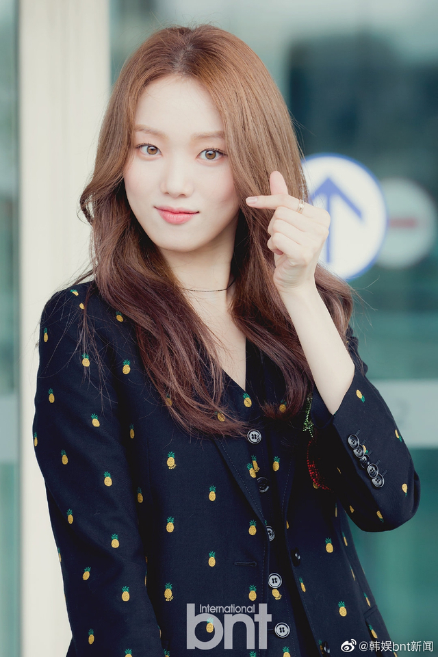 韩国女星李圣经启程米兰 刺绣西装俏皮可爱_新浪图片