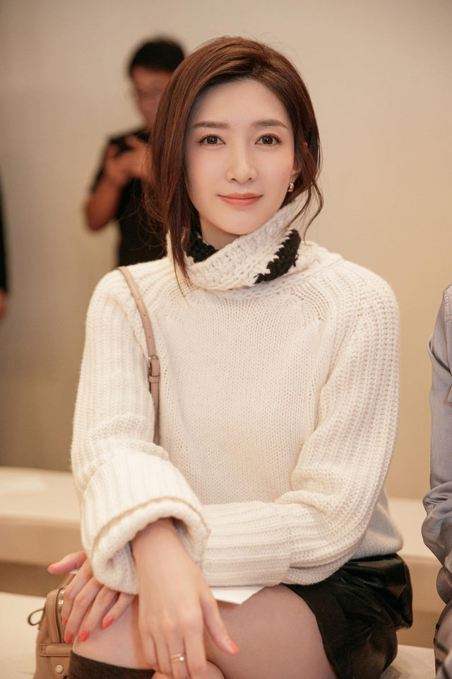 江疏影助阵tods大秀 黑白造型简约低调_新浪图片