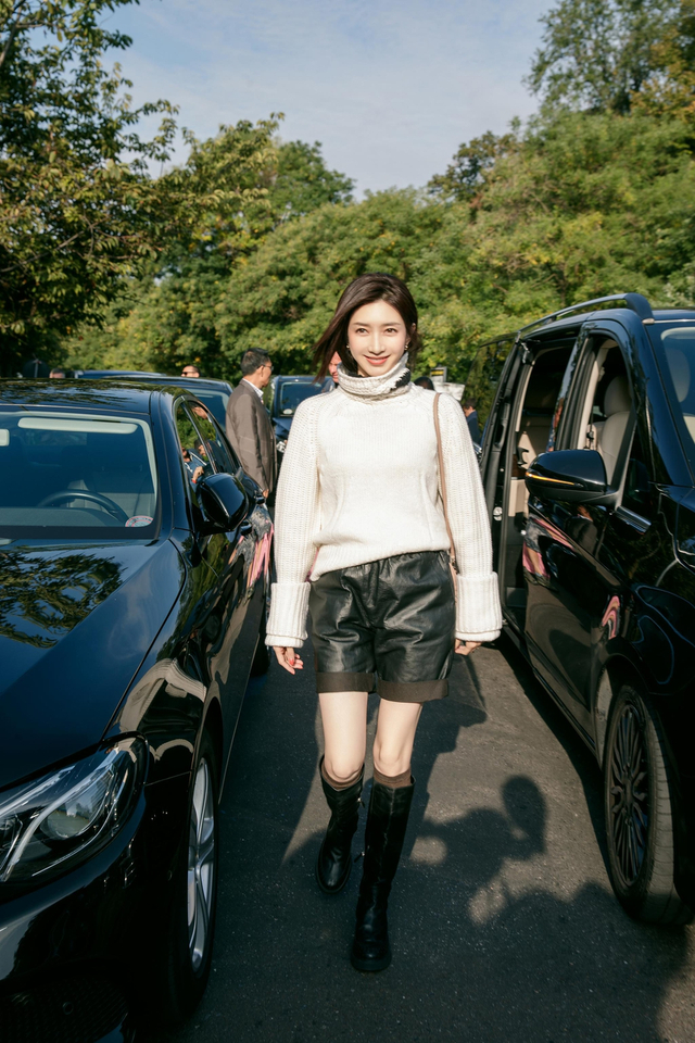 江疏影助阵tods大秀 黑白造型简约低调_新浪图片