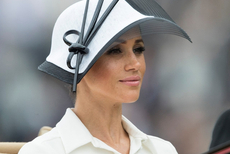 梅根王妃出席皇家赛马会 英伦风礼帽尽显贵族气质
