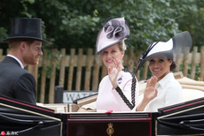 梅根王妃出席皇家赛马会 英伦风礼帽尽显贵族气质