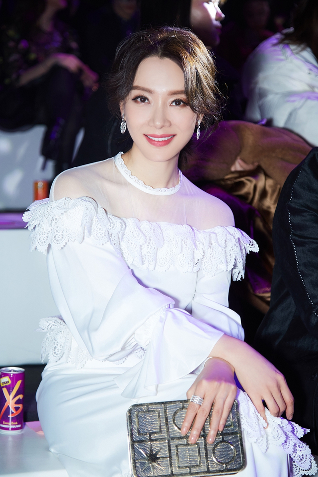 陈数身着纯白长裙套装,纯洁无瑕的白纱点缀层层蕾丝花边,衬托高雅气质