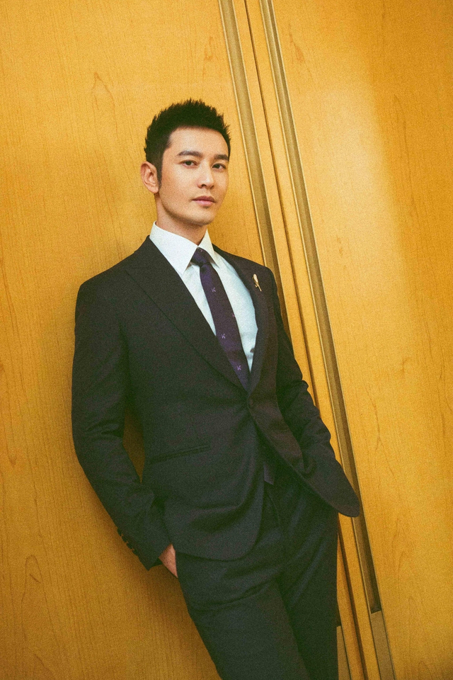 黄晓明助阵2017微博之夜红毯 蓝西装绅士风度十足