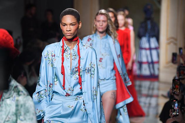 中国设计师女装品牌HUI于米兰时装周发布2024春夏全新系列《苗印》