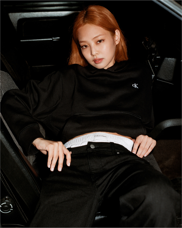 JENNIE身着Calvin Klein Jeans 系列；HEROES系列黑色宽松复古LOGO 连帽卫衣40WH100；复刻90系列直筒牛仔裤J219545