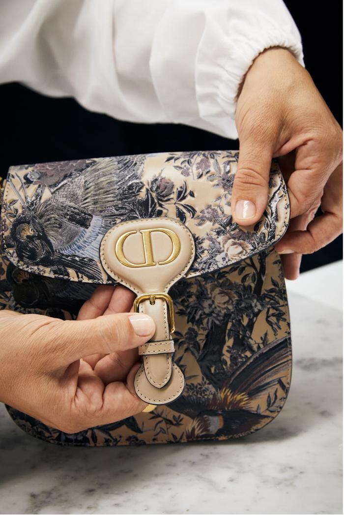 由“冬日花园”印花打造的DIOR BOBBY手袋