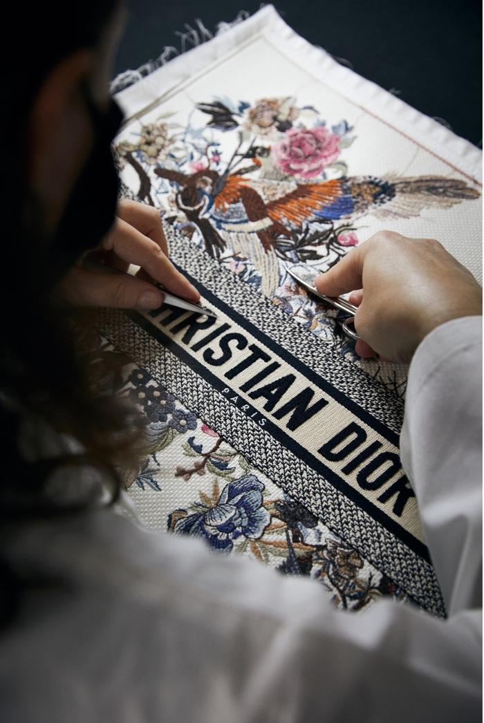 由“冬日花园”图案刺绣打造的DIOR BOOK TOTE手袋