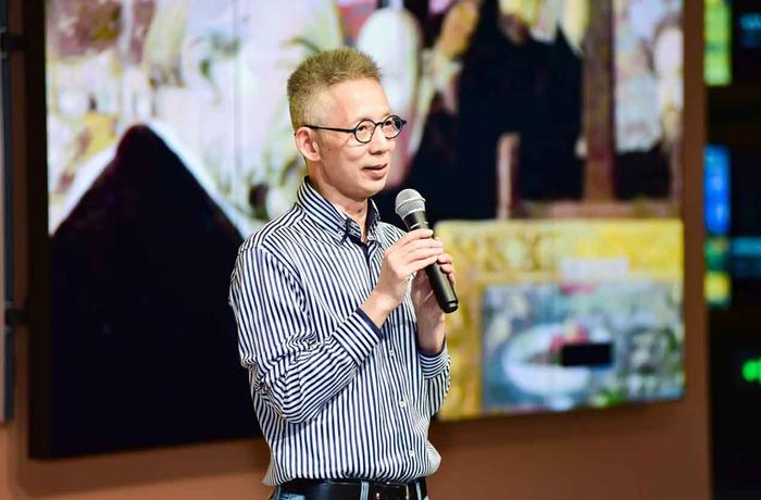 图中为著名主持人蒋昌建先生