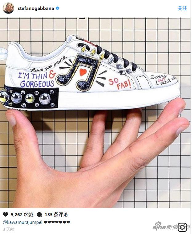 DG小白鞋上涂鸦着一句标语“I‘m thin & gorgeous（我又瘦又美）”