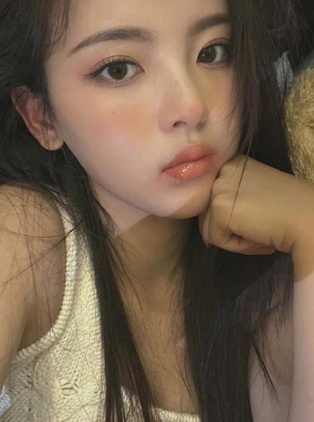 杨超越橘色系妆容