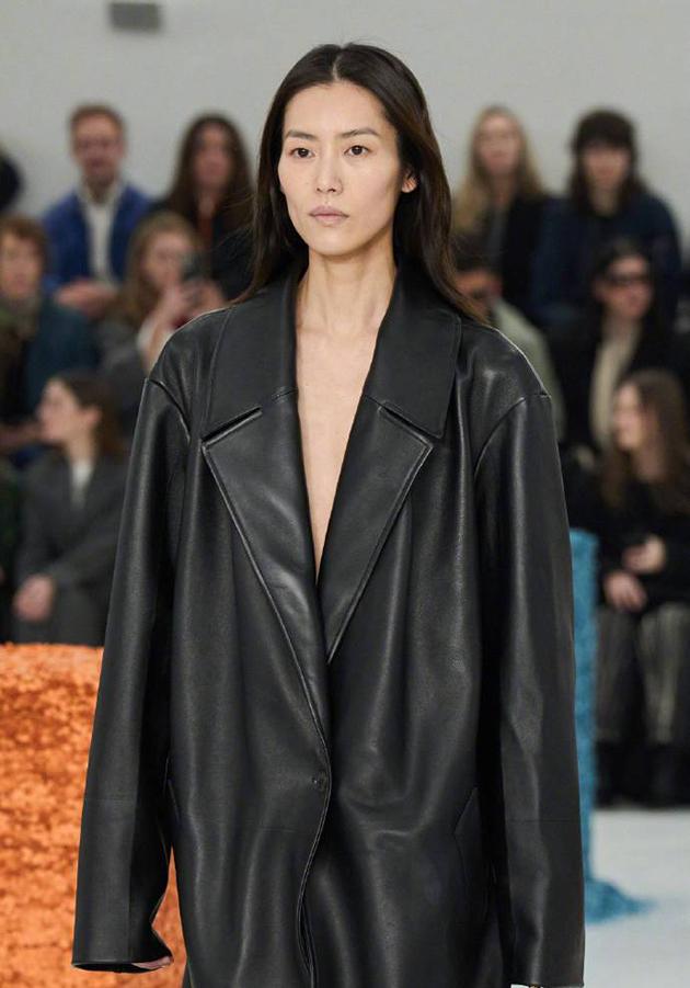 刘雯 LOEWE 2023秋冬大秀