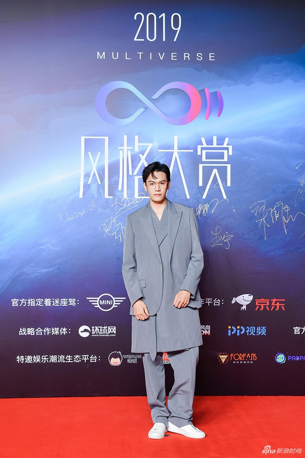 经超 身穿灰色西装现身2019风格大赏红毯