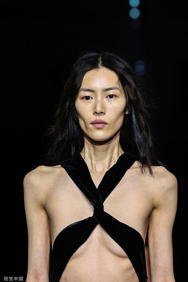 2023秋冬巴黎时装周 国模刘雯为Ann Demeulemeester品牌走秀