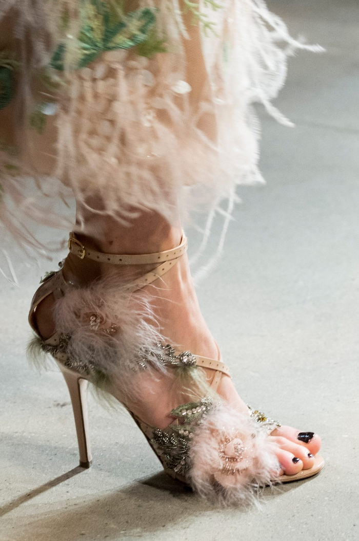 羽毛装饰高跟鞋